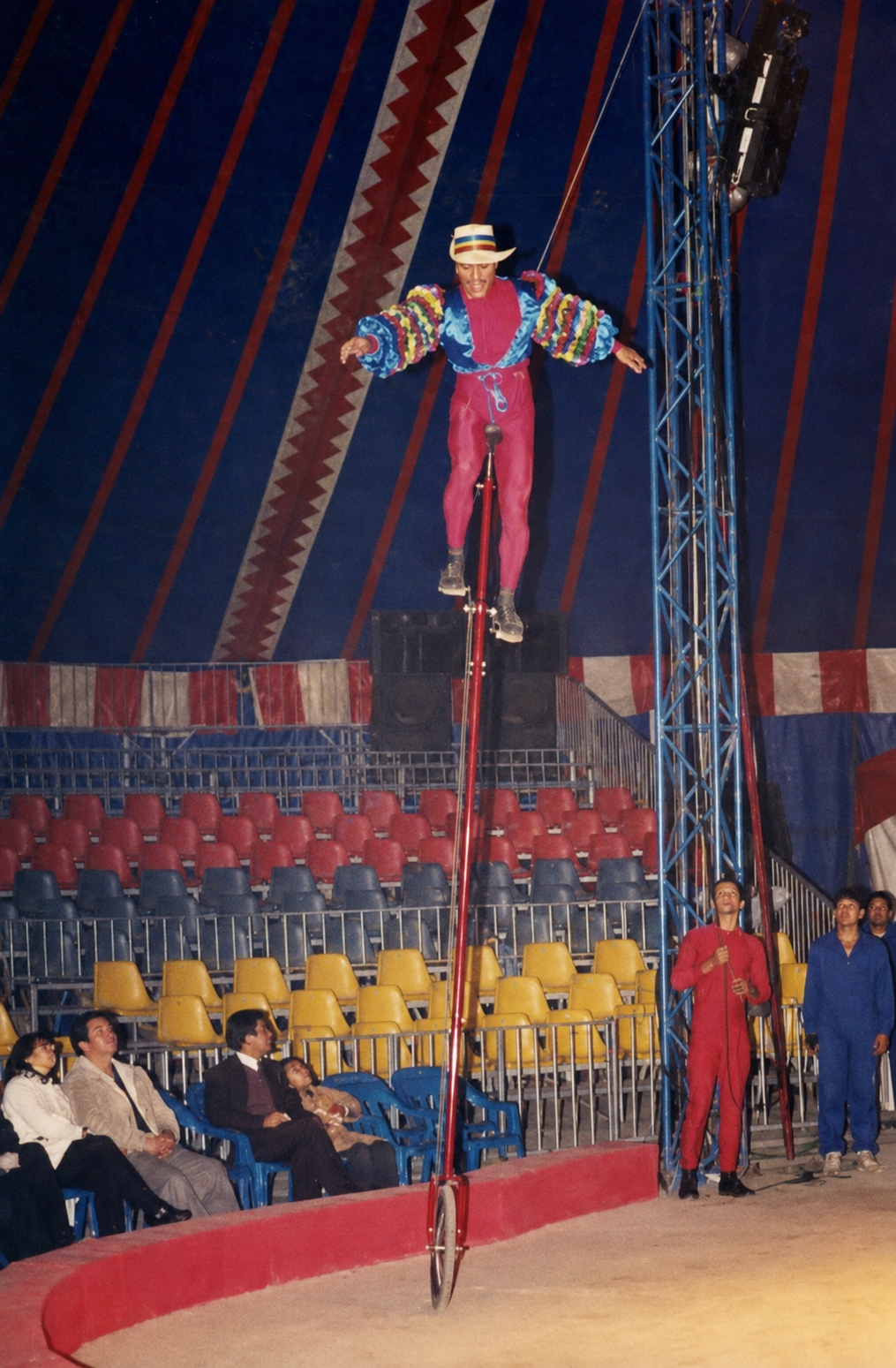Wilfredo Mauricio Triana Villalón sobre monociclo jirafa en el Circo Orfei, Lima, 2002