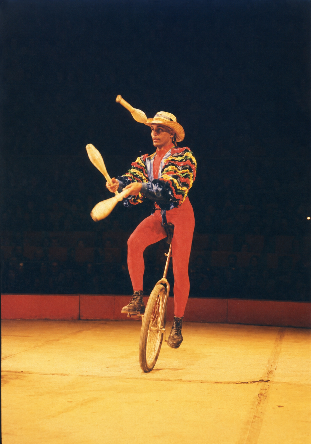 Monociclo con malabares en el Circo Orfei, Lima, 2002
