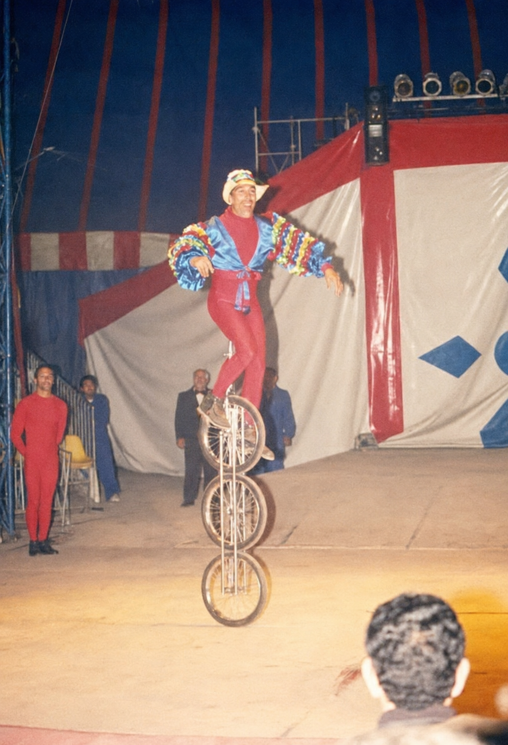 Monociclo de tres ruedas en el Circo Orfei, Lima, 2002